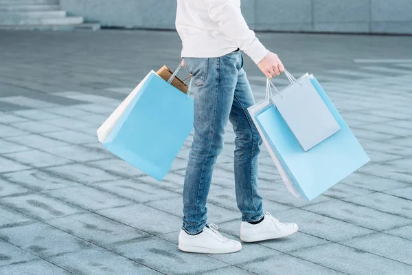 Adam kentsel tüketicilik çantaları bacaklarının kot alışveriş — Stok fotoğraf