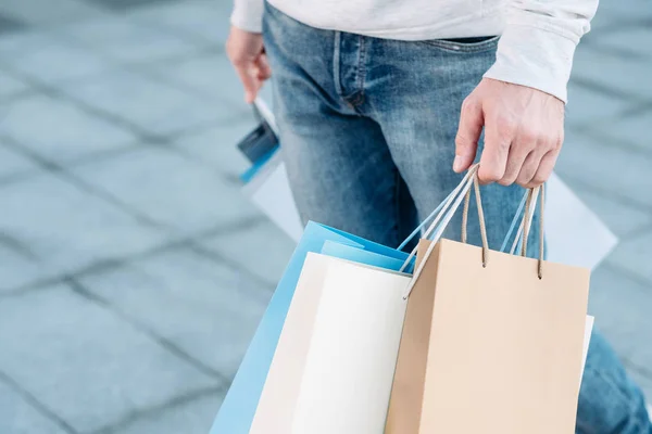 Winkelen man stedelijke consumentisme zakken schot bijgesneden — Stockfoto