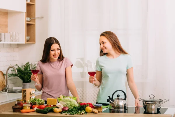 Friska äter bantning tillsammans färska grönsaker — Stockfoto