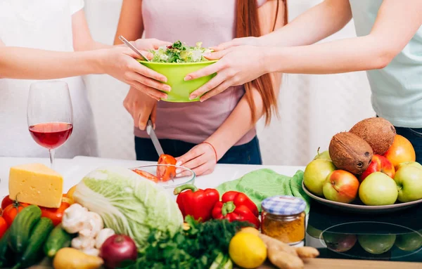 Amigos dieta juntos hábito alimentario saludable — Foto de Stock