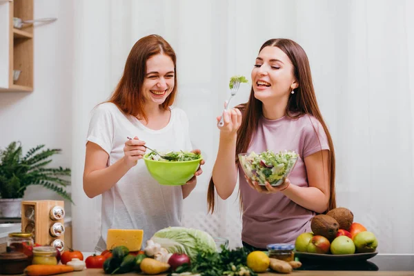 Bantning grupp kvinnliga matlagning roligt salladsskålar — Stockfoto