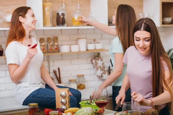 Cocina partido amigo cocinar ocio mujeres vino bebida — Foto de Stock