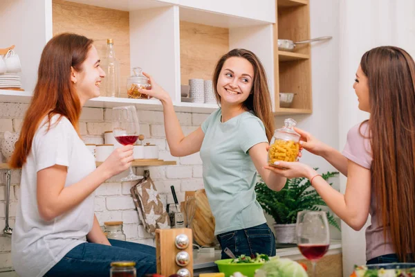 Casa cocina ocio noche relajación hembras — Foto de Stock