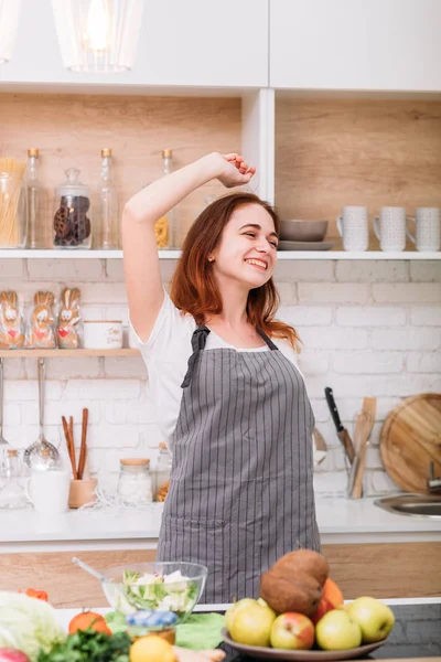 Älska matlagning hobby livsstil söt ung kvinna — Stockfoto