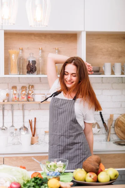 Glada kocken kvinnliga hemliga recept ingrediens sallad — Stockfoto