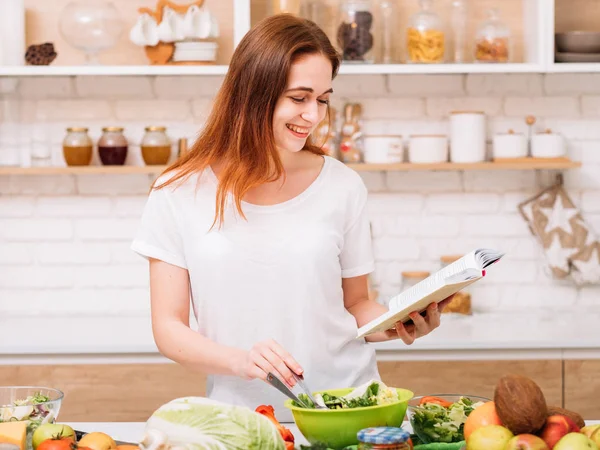 Kvinna matlagning hobby livsstil friska hela livsmedels — Stockfoto