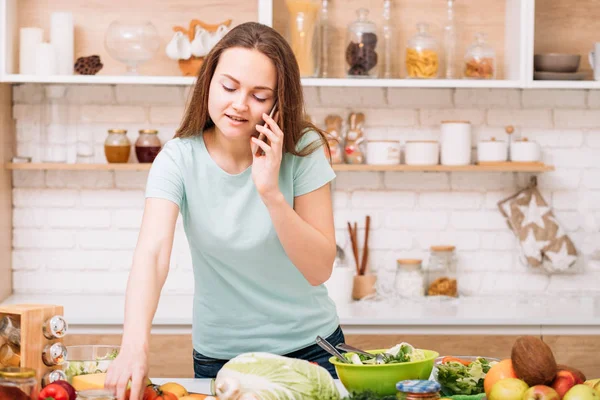 Новачок приготування їжі домашній спосіб життя жінка кухня — стокове фото