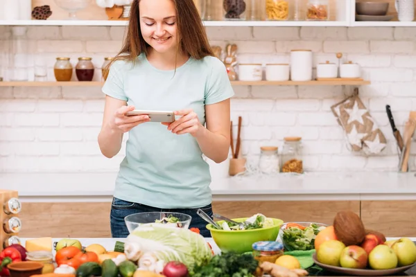 Жіночий блогер здорового харчування зелений рецепт — стокове фото