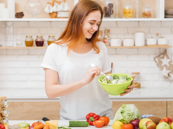 Organisk näring vård kvinna äta vana — Stockfoto