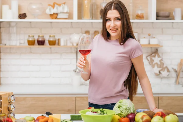 Koka fritid kvinna glas vin kök alkohol — Stockfoto