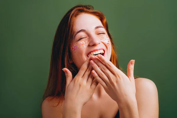 Omg alegria emoção rindo olhos duros fechados — Fotografia de Stock