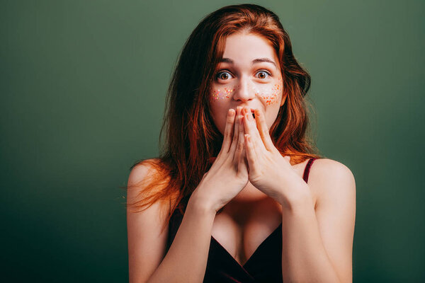 изумленная женщина невероятный шок сюрприз
