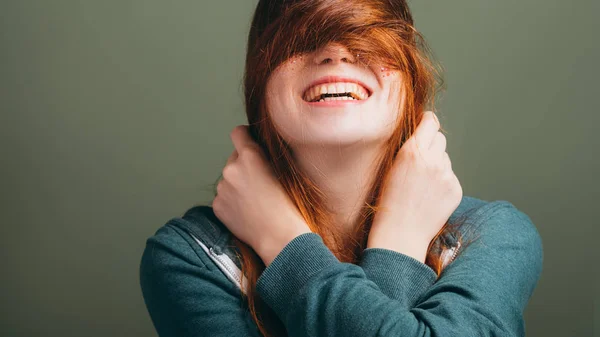 Weiblich Ausdruck von Freude zahmes Lächeln wirres Haar — Stockfoto
