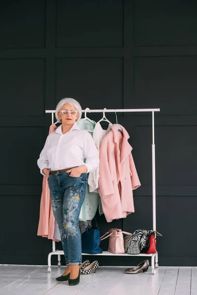 Старший тренд моды пожилая женщина личный стиль — стоковое фото