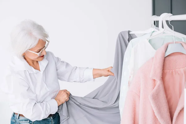 Senior fashion style shopping clothing options — Stock Photo, Image