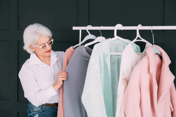 Senior fashion style shopping clothing options — Stock Photo, Image