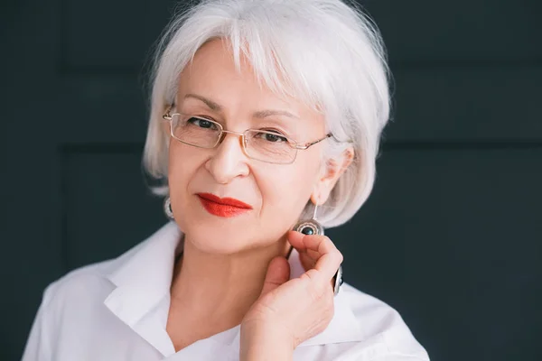 Mujer mayor belleza retrato confianza elegancia — Foto de Stock