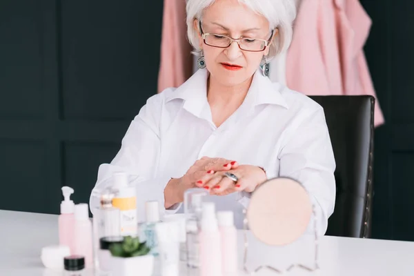 Mulher sênior mão cuidados pele beleza cosméticos — Fotografia de Stock