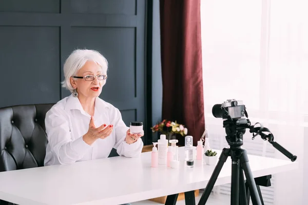 Успешный бизнес блог для пожилых женщин — стоковое фото