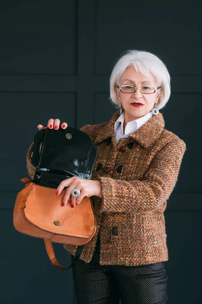 Старшая женщина гардероб стиль моды сумка — стоковое фото