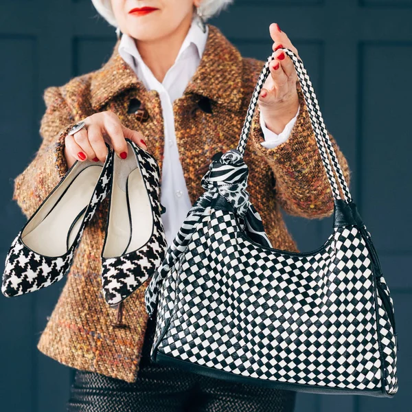 Mulher sênior guarda-roupa elegância estilo de vida olhar — Fotografia de Stock
