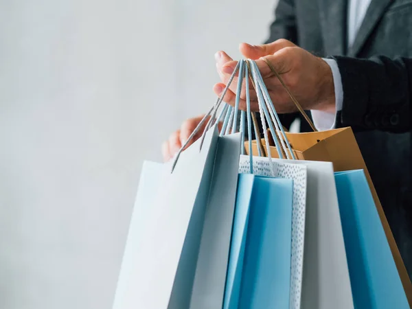 Hombre compras casual ocio bolsas copia espacio — Foto de Stock