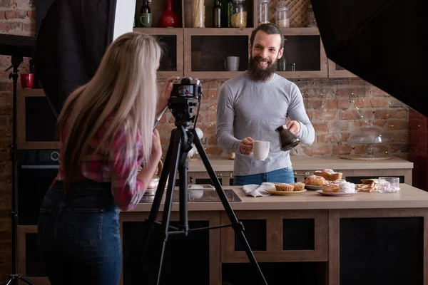 Estilo de vida fotógrafo hombre detrás del escenario fotografía — Foto de Stock