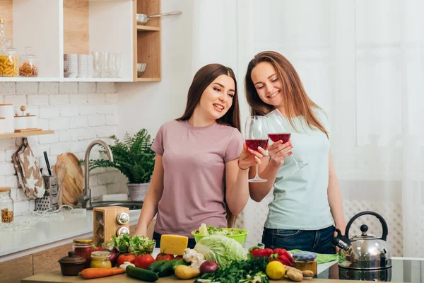 Duas mulheres jovens cozinha amigos noite relaxamento — Fotografia de Stock