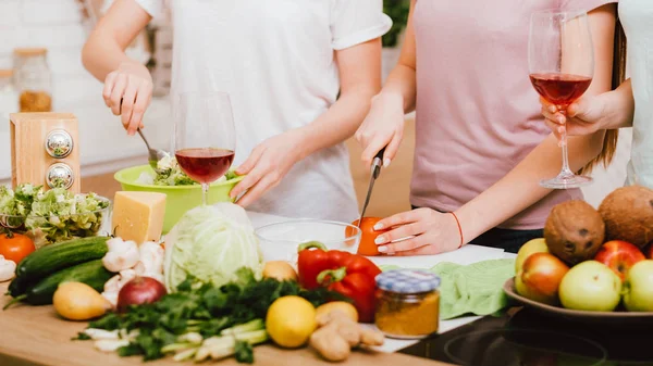 Vrienden dieet samen gezond eten levensstijl — Stockfoto