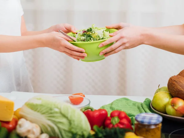 Alimentos orgánicos hábitos alimenticios saludables ensalada fresca —  Fotos de Stock