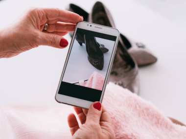 üst düzey moda blogger Bayan moda kıyafet gözden geçirin