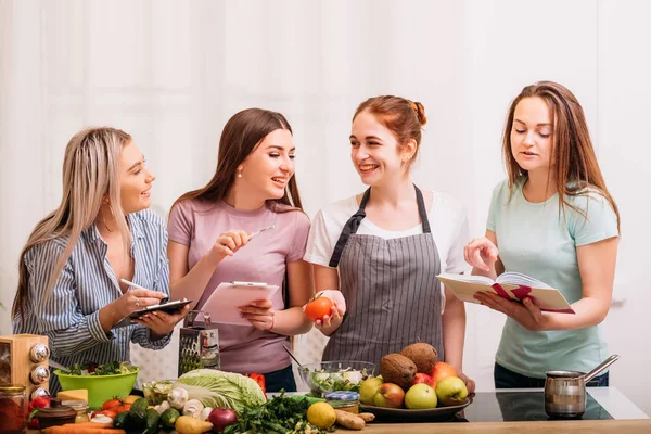 Cozinhar donas de casa receita saudável especialista em dieta — Fotografia de Stock