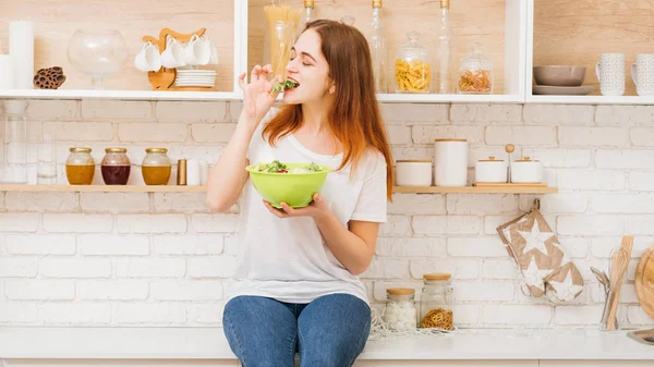 Здорове харчування збалансоване дієта харчування жінка салат — стокове фото