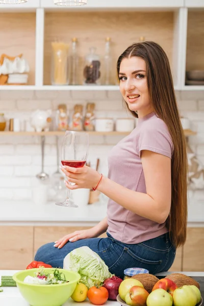 Kvällen hem alkohol avkoppling kvinnliga rött vin — Stockfoto