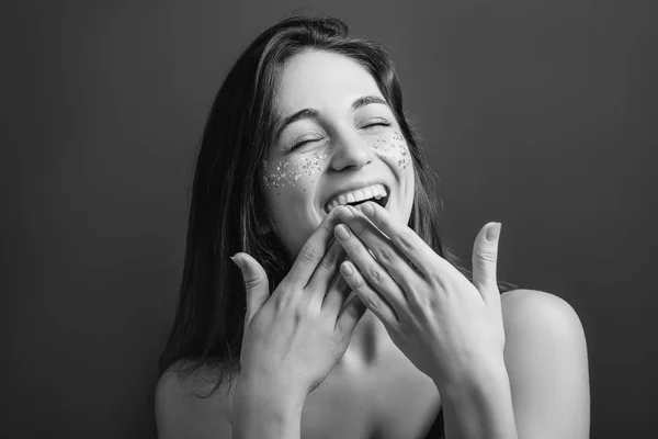 Öröm női félénk nevető kemény toothy mosoly — Stock Fotó