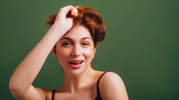 Χαριτωμένο νεαρή γυναίκα βρωμίζοντας μαλλιά διασκεδαστικό διάθεση — Φωτογραφία Αρχείου