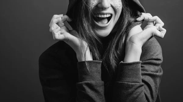 Alegre joven emoción sonrisa dentada — Foto de Stock