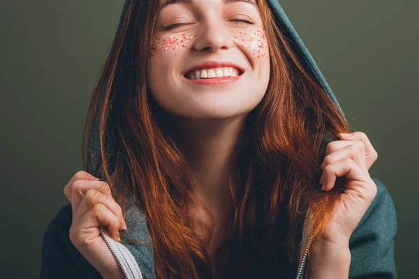 Mujer juventud belleza cerrado ojos dentadura sonrisa — Foto de Stock