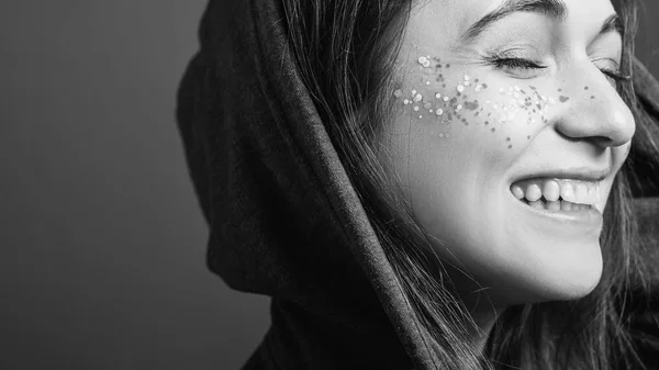幸せな表情の女性青年ブラック ホワイト — ストック写真