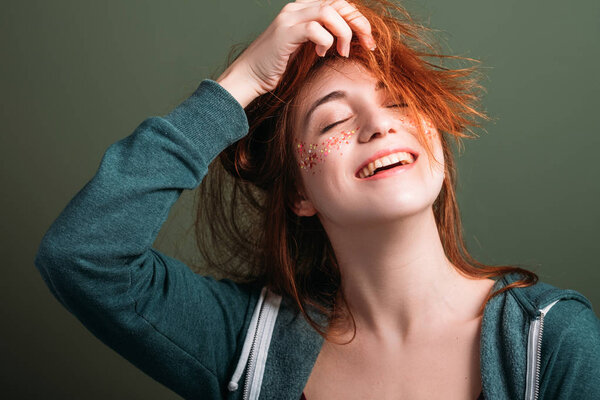 милая молодая женщина весело счастье путать волосы
