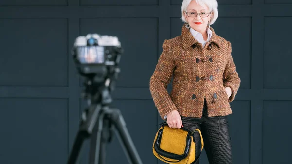 Успешный стиль жизни пожилых женщин блог — стоковое фото