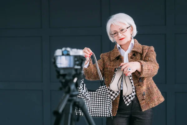 Vezető divat stylist blogger hölgy életmód vlog — Stock Fotó