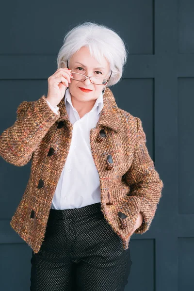 Elegante señora de edad estilo de vida confianza elegancia — Foto de Stock