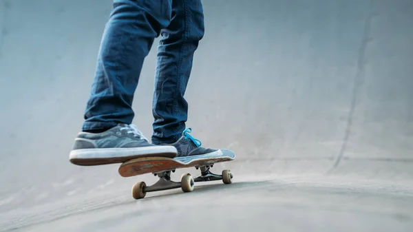 Міський ковзаняр скейтборд ноги джинсовий пандус — стокове фото