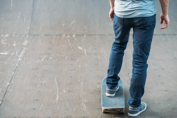 Jeugd levensstijl vrijetijdsbesteding praktijk man skateboard — Stockfoto