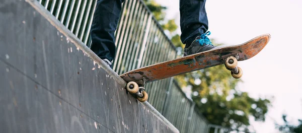 Skater hobby ocio estilo de vida hombre pies rampa — Foto de Stock