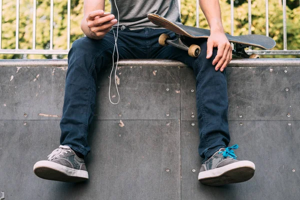 Hombre hobby estilo de vida skate música relajación —  Fotos de Stock