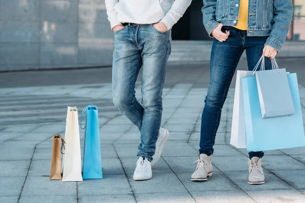 Tiempo de compras pareja casual ocio piernas bolsas —  Fotos de Stock