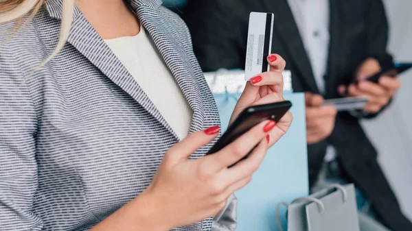 Мобильный банкинг онлайн покупки пара кредитных карт — стоковое фото