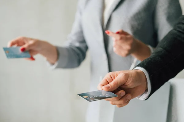 Shopping coppia pagamento elettronico carte di credito — Foto Stock